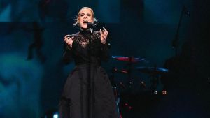 Una moda rara y peligrosa: Adele pidió que dejen de tirar cosas al escenario