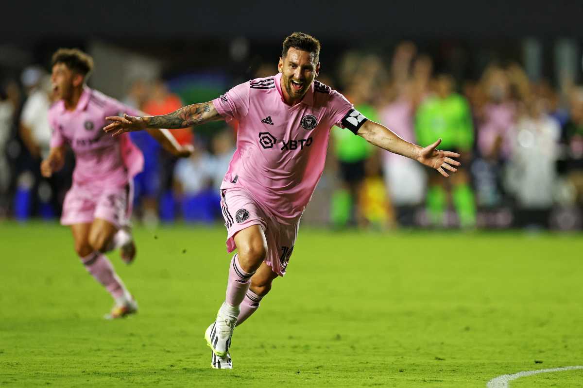 Lionel Messi frotó la zurda y la colgó de un ángulo para darle la victoria al Inter Miami. (Getty Images via AFP)