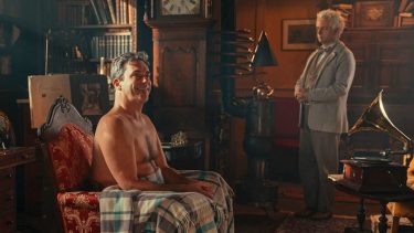 Michael Sheen y David Tennant como un ángel y un demonio, respectivamente, forman una impensada alianza terrestre para salvarla del apocalisis.