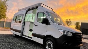 La familia de los motorhomes: convierten vehículos en casas rodantes