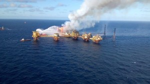 Video: incendio en una plataforma offshore en México dejó dos muertos y un desaparecido
