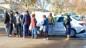 Un taxista no pudo frenar por la calle congelada y chocó a una mujer en Cipolletti