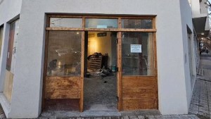 Rompieron la puerta principal y robaron herramientas en un comercio del centro de Cipolletti