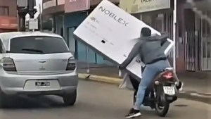 Corrientes: lanzaron una campaña para encontrar al hombre que se le cayó un televisor de la moto