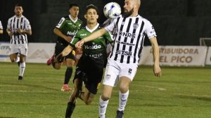 Cipolletti perdió con Villa Mitre (2-0) en Bahía Blanca y se bajó de la zona de clasificación