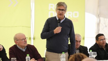 Valeri presentó la ley provincial ante autoridades nacionales y de esa forma, acelerar la construcción de viviendas. Foto Archivo