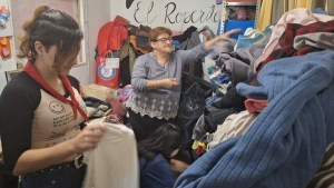 Ropero comunitario en Cipolletti: recorre los barrios acercando abrigos a los vecinos