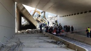 Se derrumbó un puente en Grecia: hay un muerto, heridos y personas atrapadas bajo los escombros