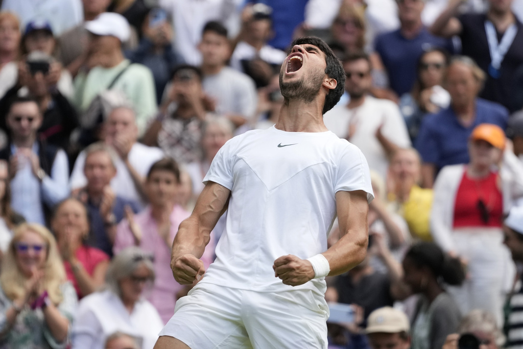 Carlos Alcaraz jugará las semifinales de Wimbledon por primera vez en su corta carrera. (AP Photo/Kirsty Wigglesworth)