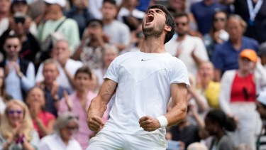 Carlos Alcaraz jugará las semifinales de Wimbledon por primera vez en su corta carrera. (AP Photo/Kirsty Wigglesworth)