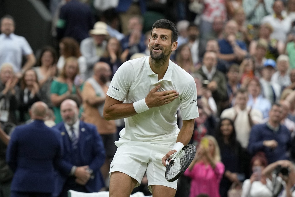 Novak Djokovic va por su octavo título de Wimbledon. (AP Photo/Alastair Grant)