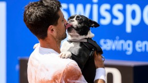 A los 28 años, Pedro Cachín ganó su primer título de la ATP y lo festejó con su perro
