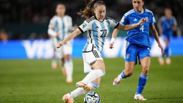 Estefania Banini fue una de las mejores de Argentina, que buscará la recuperación ante Sudáfrica. (AP)