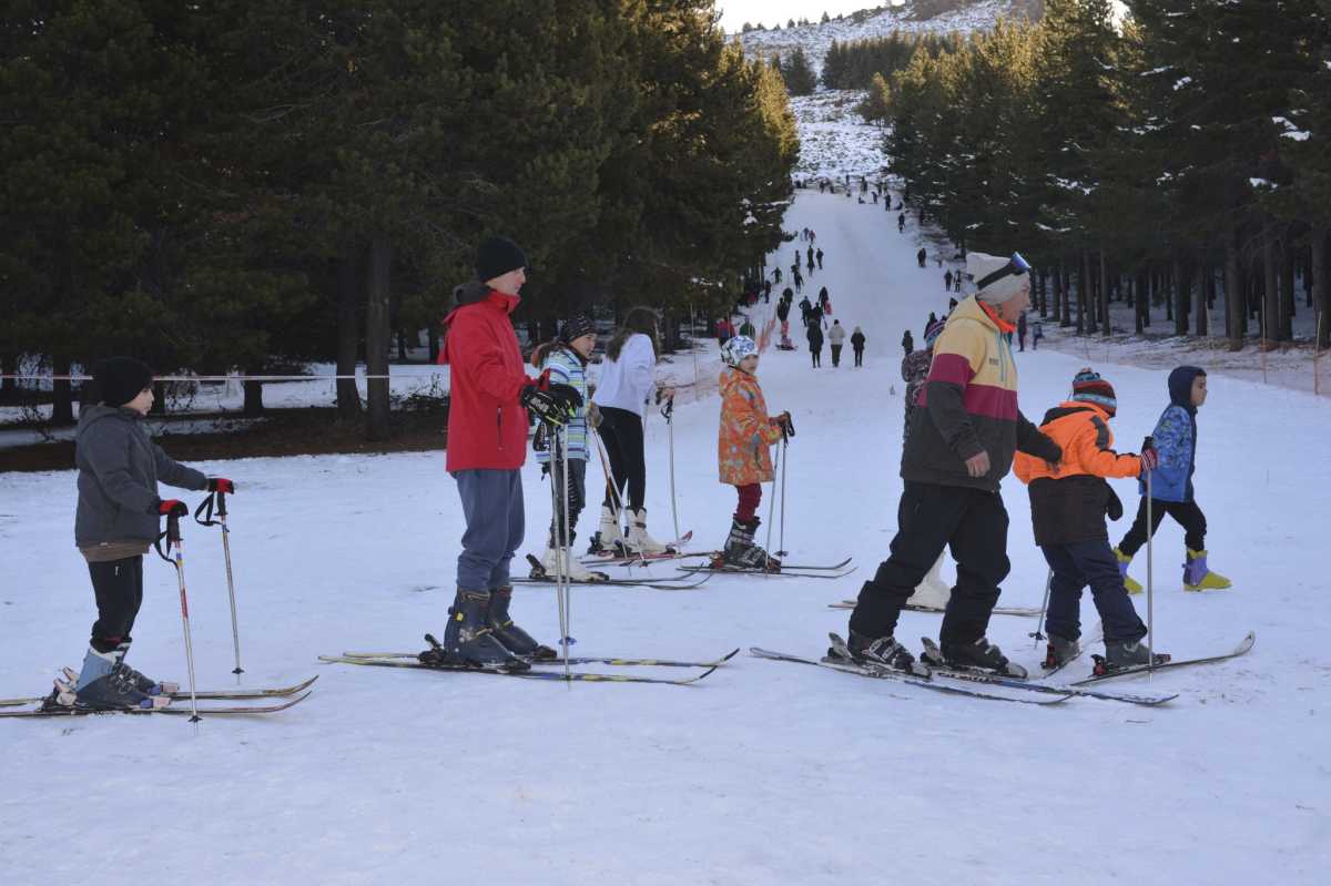 ¡A esquiar! Después de la clase, todos vivieron su primera experiencia en la nieve.  Con ellos, adelante y de gorro gris, Mario Calfulen, el instructor. Fotos: Martín Muñoz.