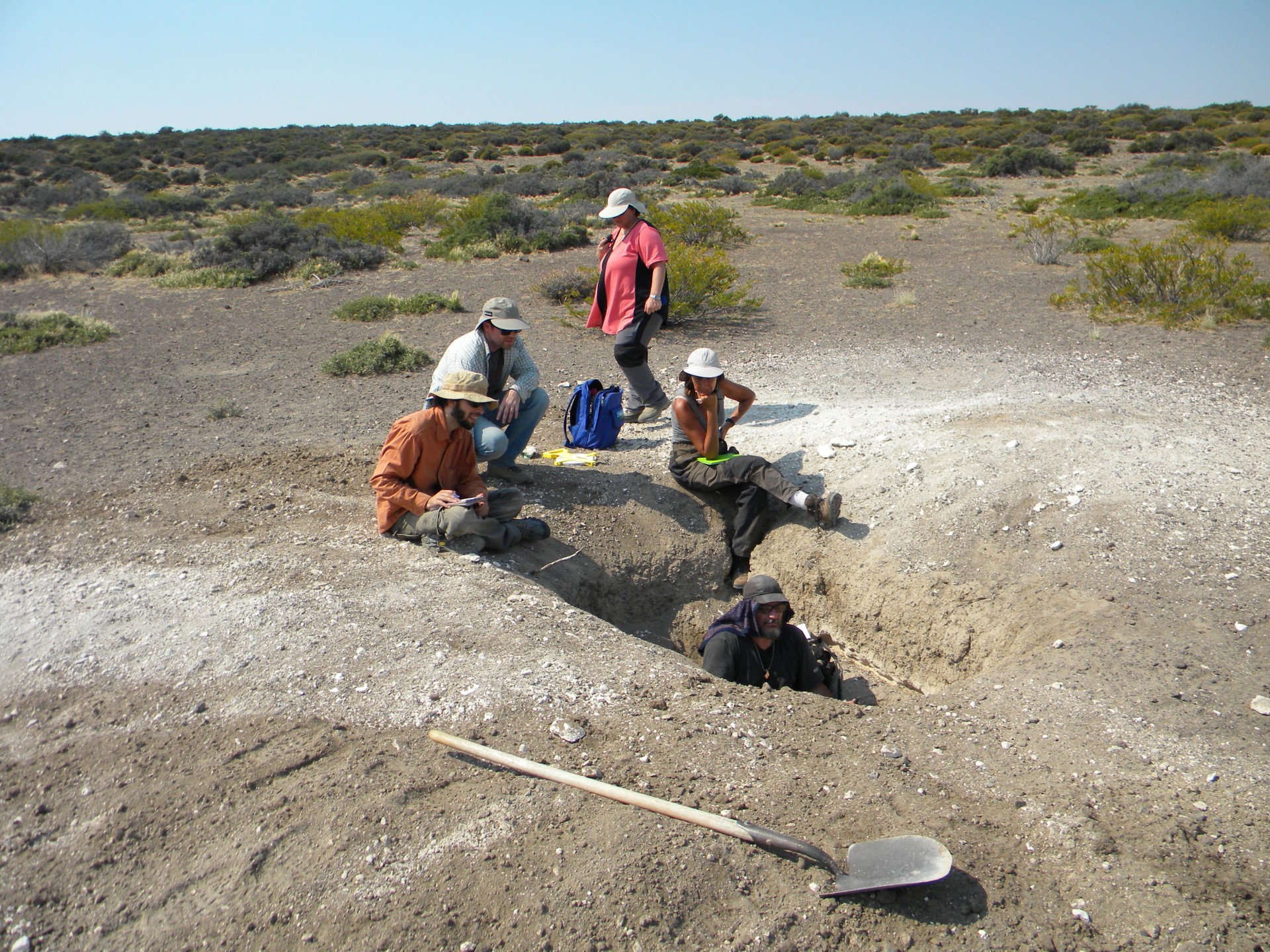 Un equipo de científicos argentinos toma muestras en un cráter del campo Bajada del Diablo, en Chubut (Crédito: CADIC/Conicet)