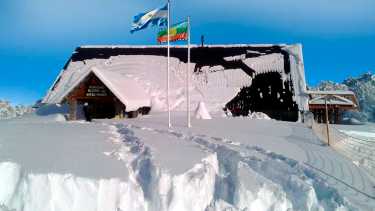 Desde la altura del cerro Batea Mahuida, a 1.900 m.s.n.m. se puede disfrutar de un inmejorable paisaje. Fotos y videos. Parque de nieve Batea Mahuida. (@fabio.cumillan,  @gaia_3.0)