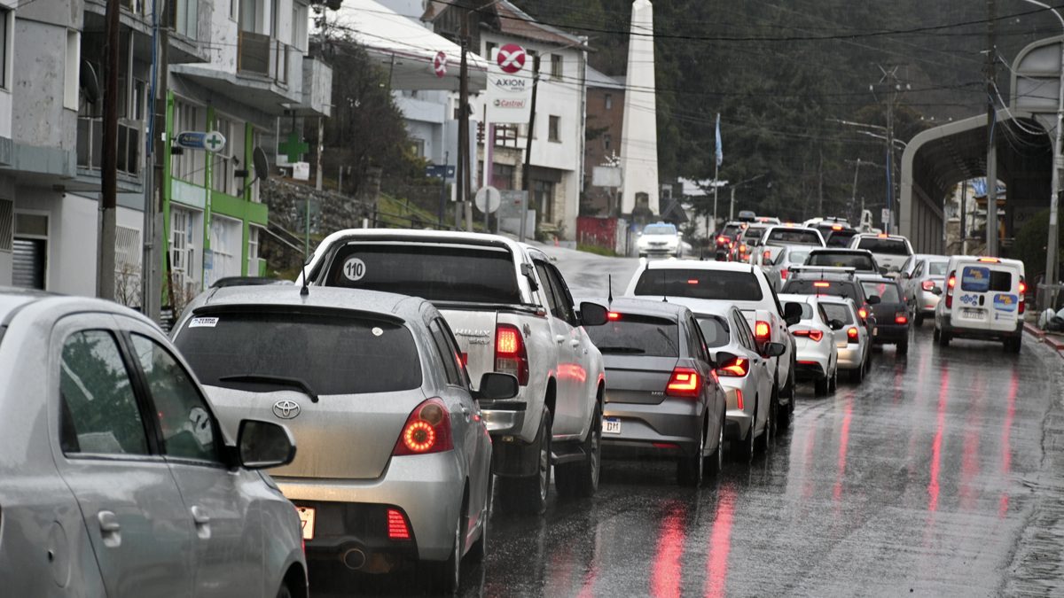 Extensas filas de vehículos, una postal frecuente por estos días en las avenidas principales de Bariloche. (foto Alfredo Leiva)