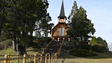 La parroquia San Eduardo fue construida en una loma, vecina al hotel Llao Llao. Foto: Chino Leiva