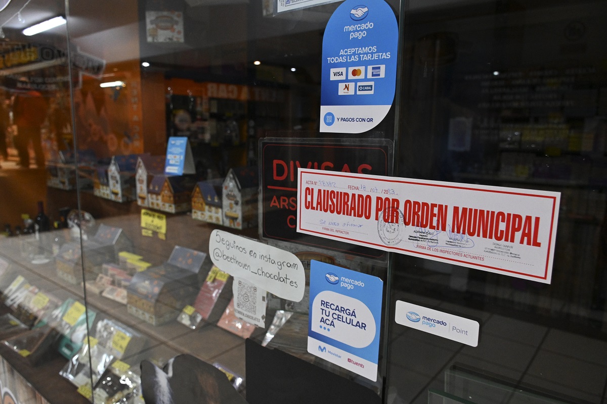 El municipio inspeccionó y clausuró locales en una galería céntrica de Bariloche. Foto: Chino Leiva