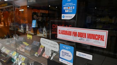 El municipio inspeccionó y clausuró locales en una galería céntrica de Bariloche. Foto: Chino Leiva