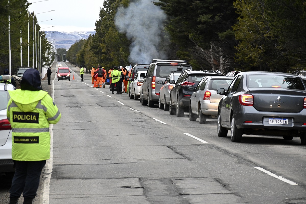 El viernes se realizó un corte intermitente en la ruta provincial de acceso al aeropuerto de Bariloche. Ahora hay una tregua. Foto: Archivo