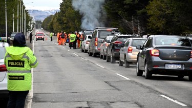 El viernes se realizó un corte intermitente en la ruta provincial de acceso al aeropuerto de Bariloche. Ahora hay una tregua. Foto: Archivo