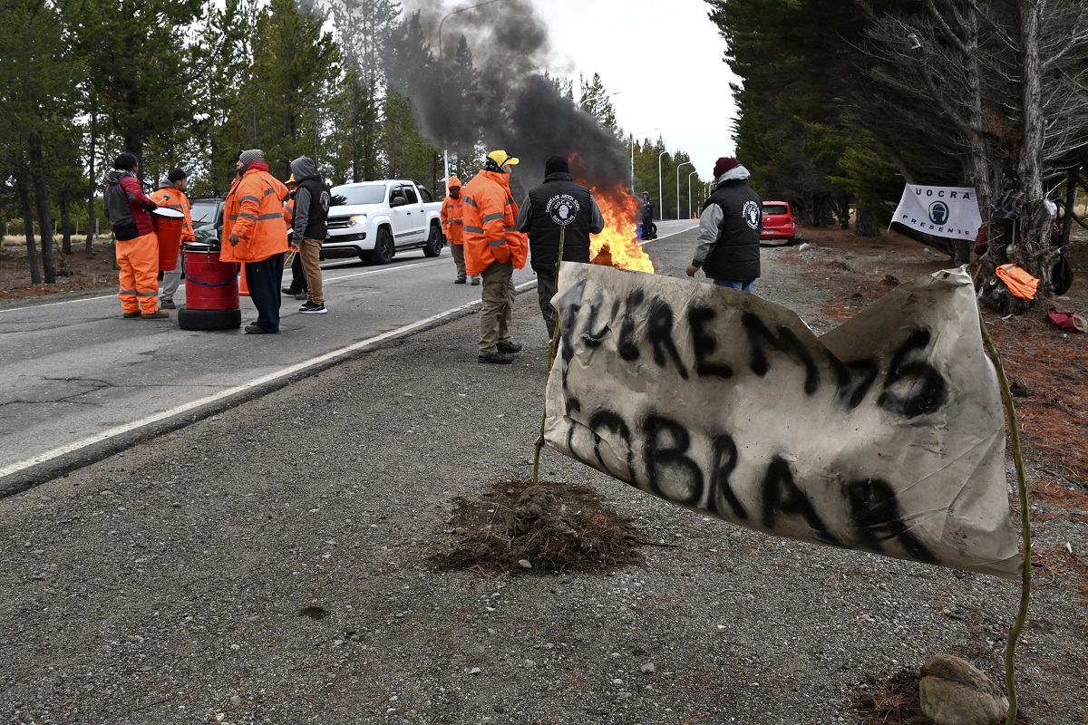 Trabajadores de Decavial realizaron una protesta en el camino al aeropuerto de Bariloche el viernes y este lunes podrían retomar las medidas. Foto: Chino Leiva