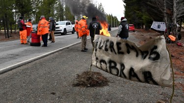 Trabajadores de Decavial realizaron una protesta en el camino al aeropuerto de Bariloche el viernes y este lunes podrían retomar las medidas. Foto: Chino Leiva