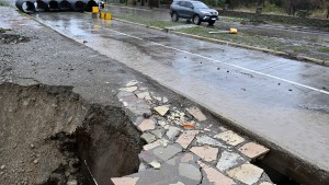Tras el desmoronamiento, se habilitó el tránsito en la Costanera de Bariloche