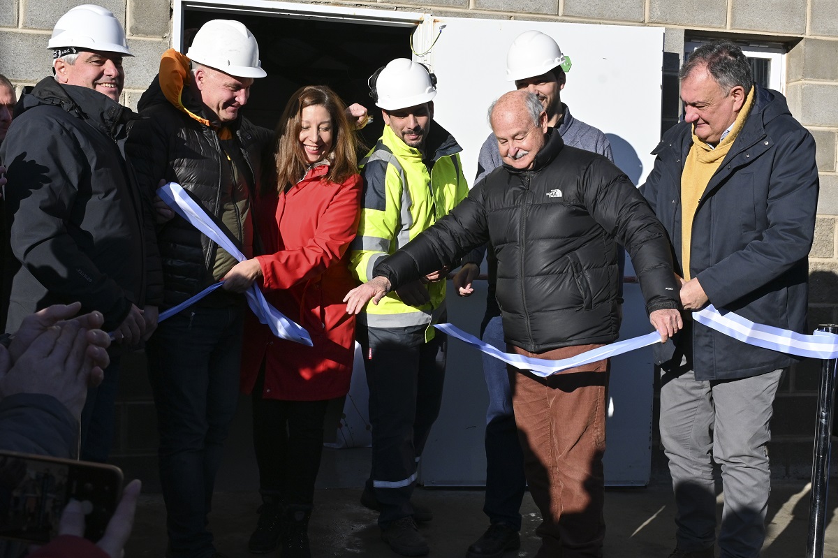 Carlos Aristegui, presidente de la CEB, inauguró con la gobernadora Carreras la nueva Estación Transformadora de Bariloche. Foto: Chino Leiva