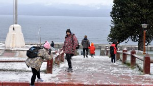 La nieve regresó a Bariloche, llegó al Centro Cívico y enloqueció a los turistas