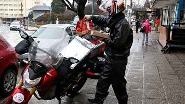 El Ejecutivo municipal  de Bariloche quiere regular las aplicaciones que ofrecen algún tipo de servicio, entre ellos los delivery. Foto: Chino Leiva