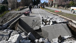 Tras el desmoronamiento, rompieron el asfalto para reparar la Costanera de Bariloche
