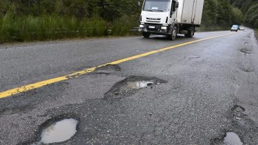 Los pozos de la Ruta Nacional 40 comienzan a la altura del lago Guillelmo, a unos 40 kilómetros al sur de Bariloche, y se reiteran hasta El Bolsón. Foto: Chino Leiva