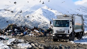 Un empleado municipal fue apedreado por personas que hurgaban en la basura en el vertedero de Bariloche
