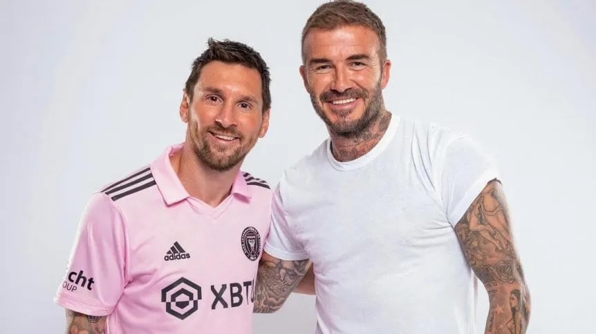 Beckham junto a Messi  con la camiseta del Inter Miami. El inglés contó que concurre a los entrenamientos del equipo para ver a Lionel.