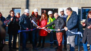 La gobernadora Arabela Carreras, y el presidente de la CEB, Carlos Aristegui, encabezaron la semana pasada la inauguración de la central térmica de la zona este de Bariloche. (foto gentileza)