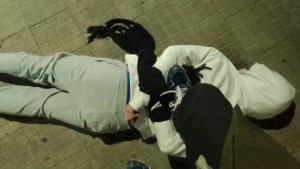 Un taxista de La Plata detuvo con una bufanda a un adolescente de 17 años que robó una moto