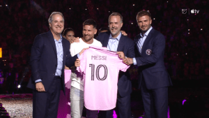 La camiseta de Lionel Messi en el Inter de Miami llegó a Neuquén: cuánto sale y qué demanda tiene