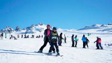 El Plateau es un maravilloso lugar para aprender a esquiar en lo alto del cerro Perito Moreno, a 25 km de El Bolsón.