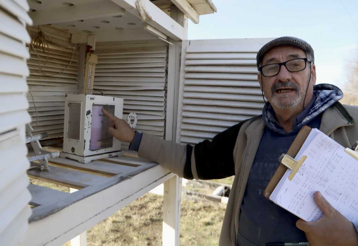 Rodolfo Merlino trabaja hace 28 años en la estación que  tiene sede en Cipolletti. Se encarga de realizar mediciones diarias sobre los fenómenos climáticos. 