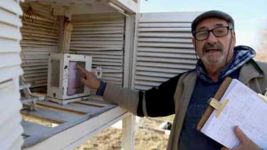 Rodolfo Merlino trabaja hace 28 años en la estación que  tiene sede en Cipolletti. Se encarga de realizar mediciones diarias sobre los fenómenos climáticos. 