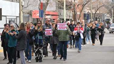 El hecho de inseguridad ocurrió mientras se estaba desarrollando la marcha en Cipolletti. Foto: Florencia Salto.