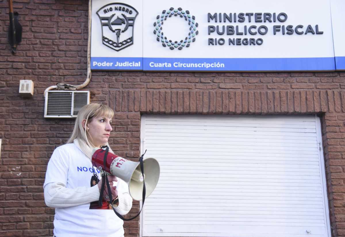 Silvana Capello, madre de Agustina estuvo presente en la marcha de la semana pasada y pidió justicia. Foto: Florencia Salto.