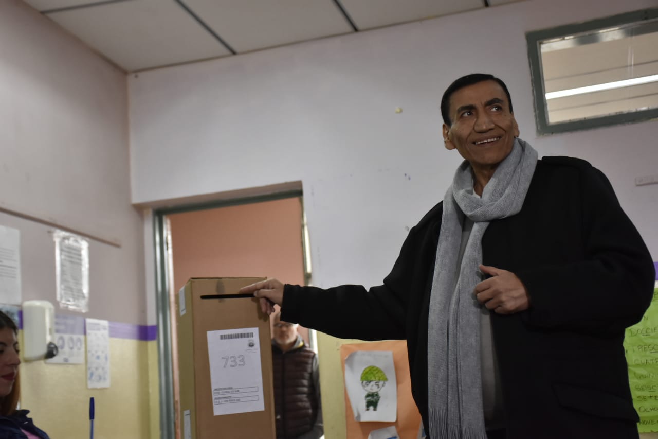 El intendente José Rioseco votó en el IFD N° 1 de Cutral Co (Foto: Fernando Ranni)