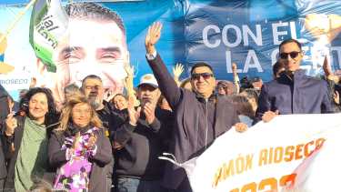 El cierre de campaña estuvo acompañado por el viento. (Foto: Andrea Vazquez)