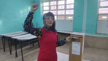 La candidata del Frente de Izquierda y Trabajadores Unidad votó en el CPEM N° 20 (Foto: gentileza)