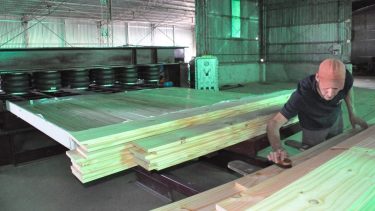 Novak CLT. Empresa neuquina realiza primera experiencia de paneles contralaminados en el país.