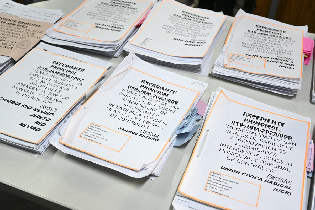 Los partidos políticos y alianzas entregaron la documentación y esperan la oficialización para competir en Bariloche. Foto: Chino Leiva