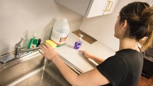 Empleadas domésticas: Quién tiene que pagar el aporte de ART